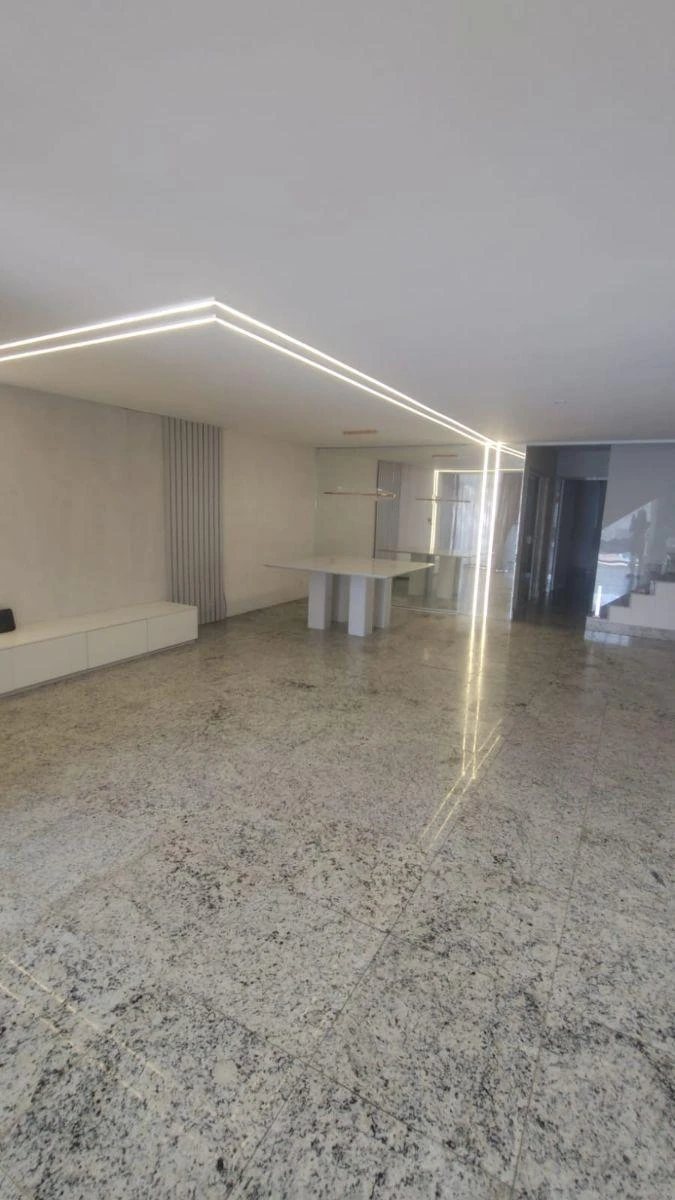 Casa de 600 m² com 4 suítes e cozinha com fogão a gás