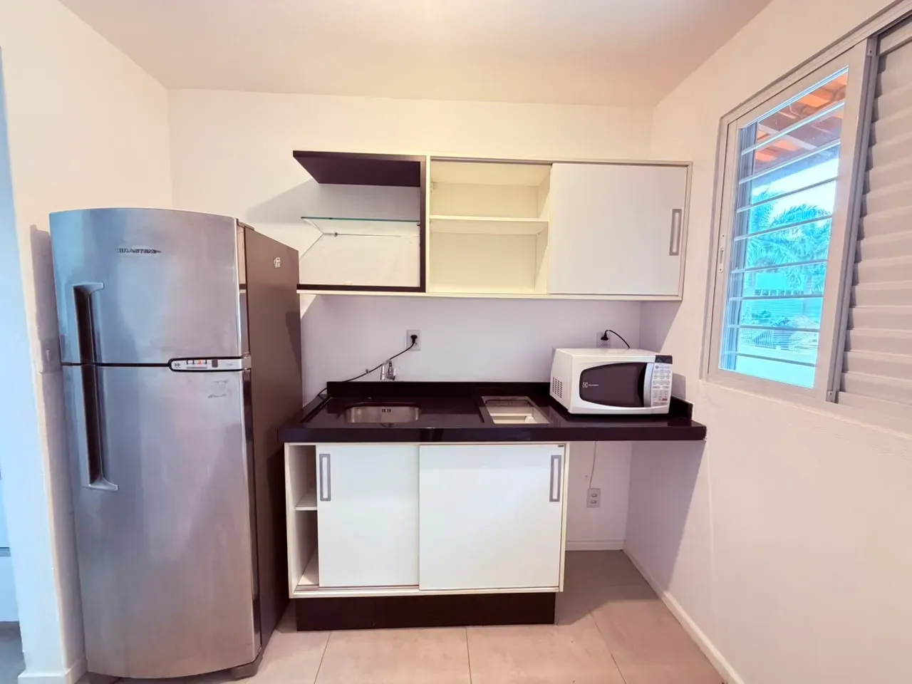 Apartamento de 30 m² com box de vidro no banheiro