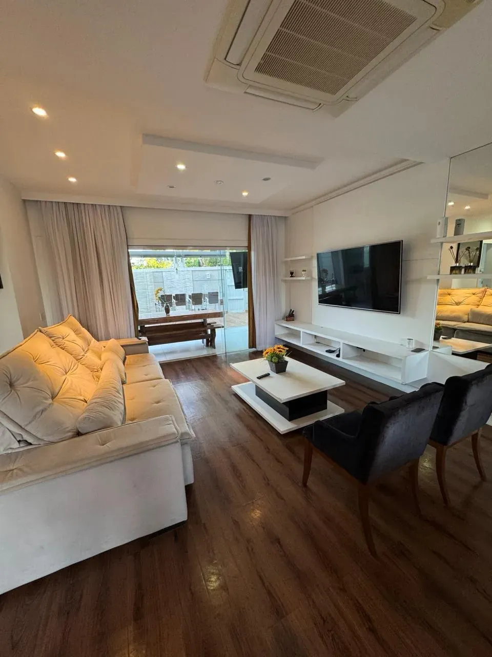 Furnished triplex home with 5 bedrooms and 5 bathrooms — photo 19