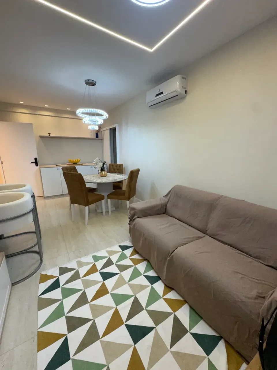 Furnished 2-bedroom apartment with open-plan kitchen — photo 13