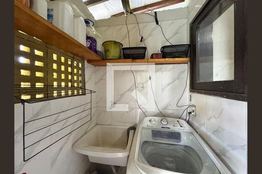 140 m² house with a walk-in closet and a home office — photo 30