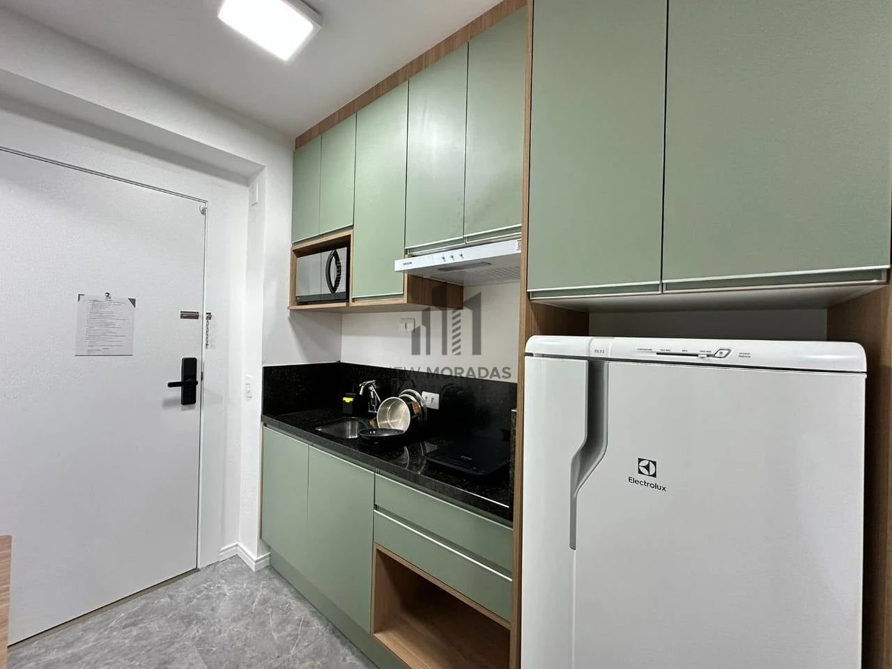 Studio to rent with a compact kitchenette and 1 bath