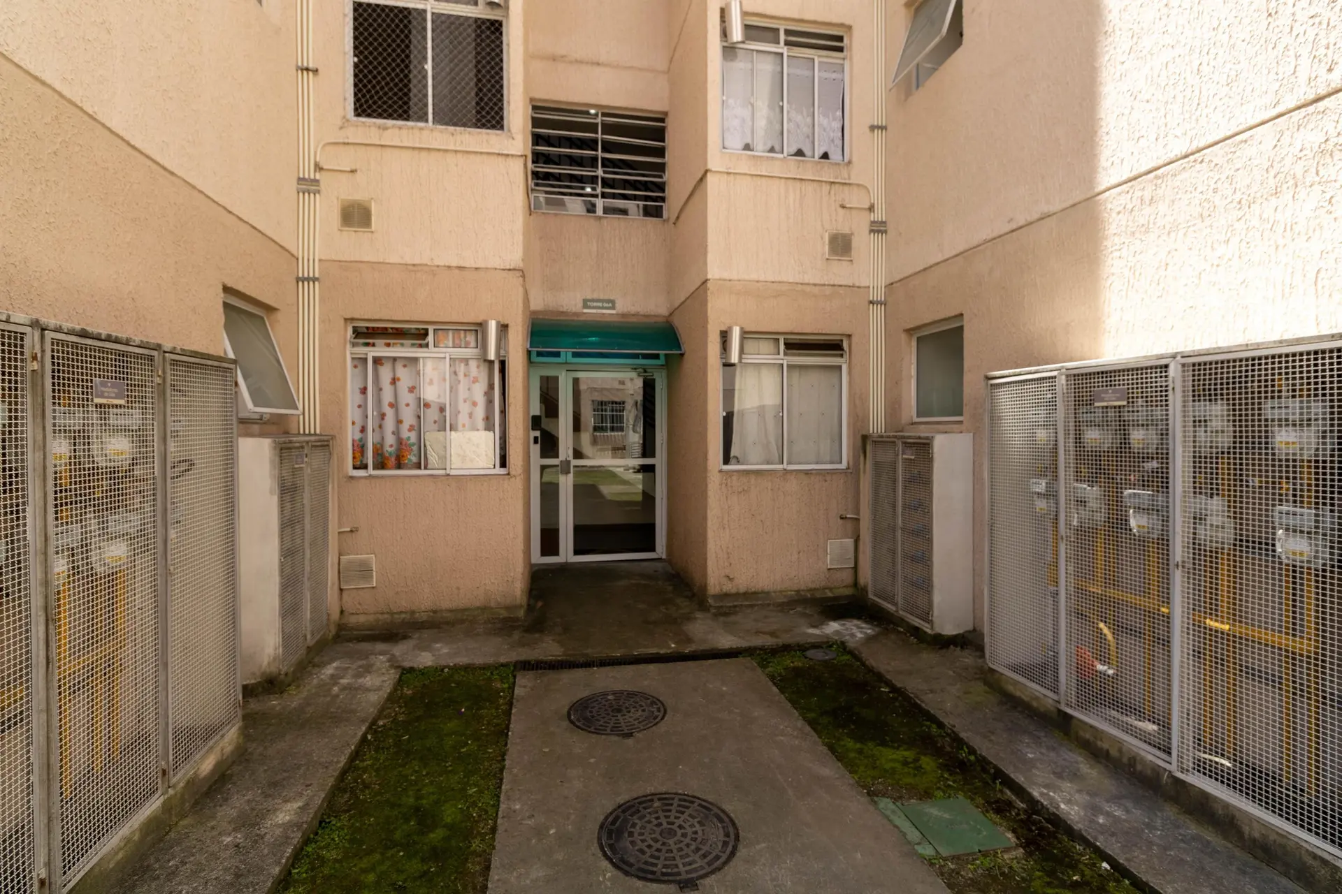 Glass-enclosed balcony in a 2-bedroom apartment, 44 m² — photo 35