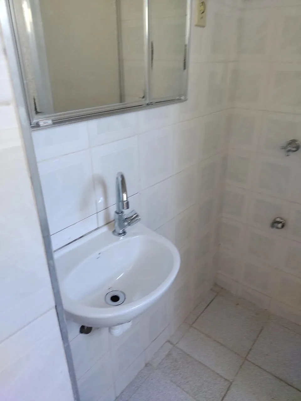 Studio with kitchenette and glass shower enclosure — photo 6