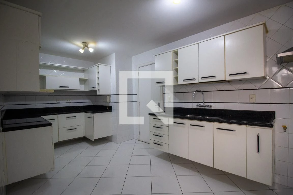 3-bedroom apartment with enclosed kitchen and private garden — photo 24