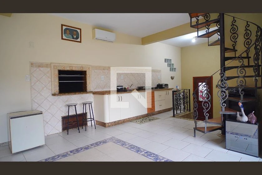 Casa com 6 quartos, área externa e aceita pets