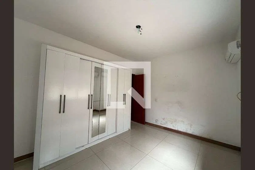 Balcony with a grill in a one-bedroom house, 75 m² — photo 17
