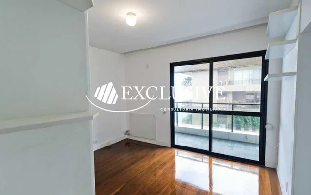 Residential apartment with 4 bedrooms and enclosed balcony — photo 12