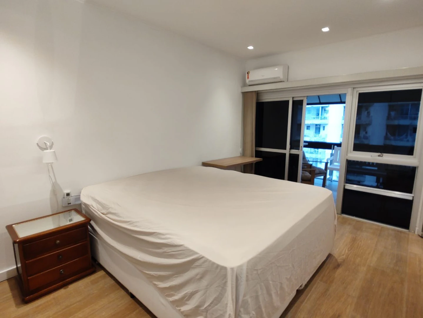 One-bedroom apartment with a water view — photo 3