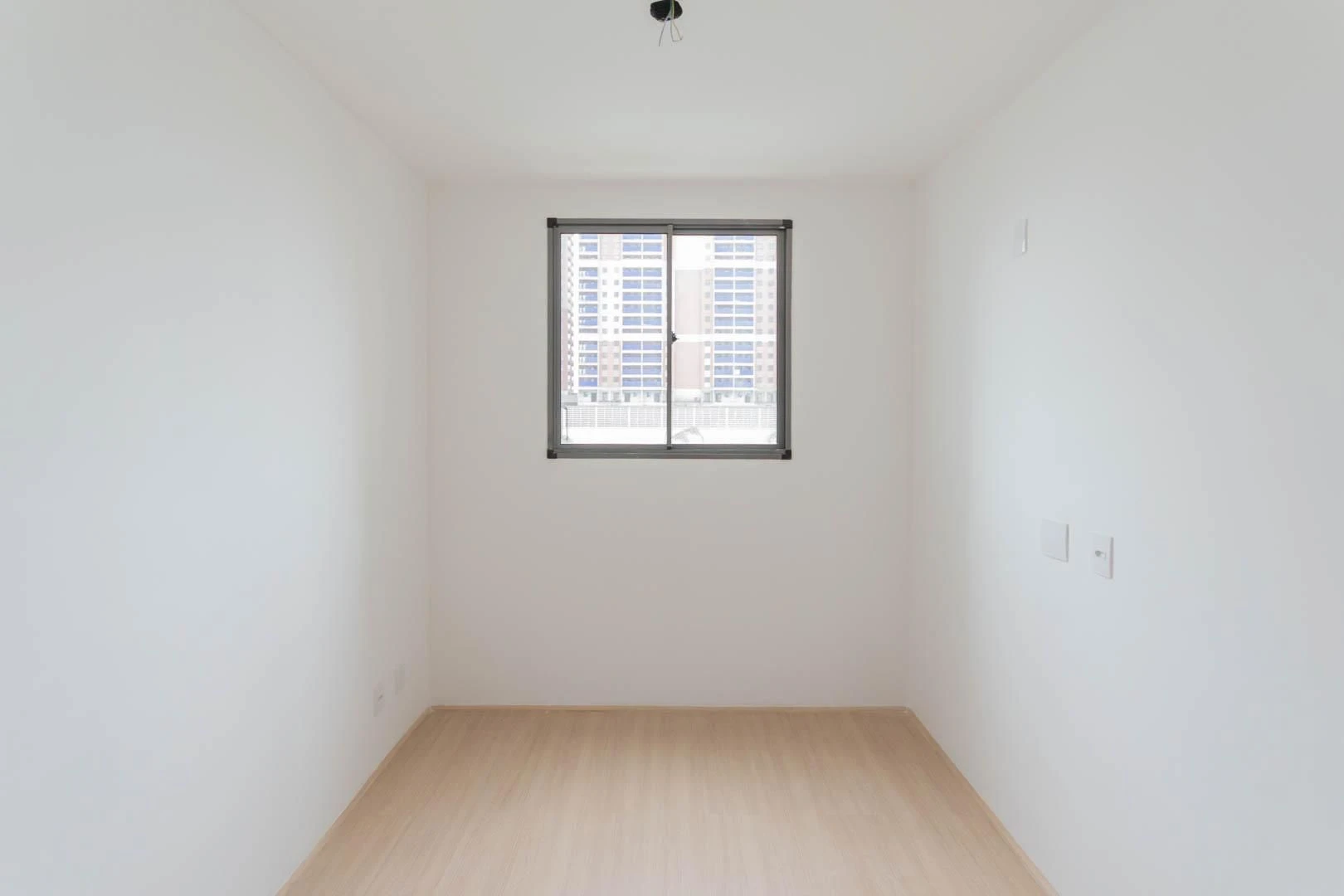 2-bedroom apartment with a suite and a glass balcony — photo 12