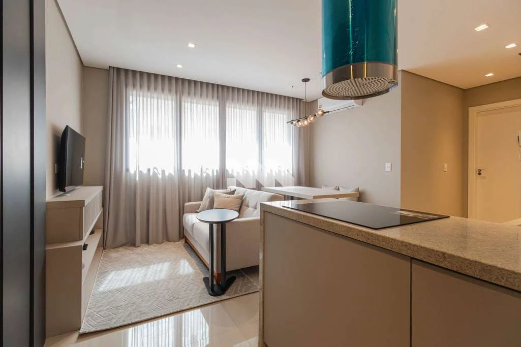 Furnished 1-bedroom apartment with open-plan kitchen — photo 4