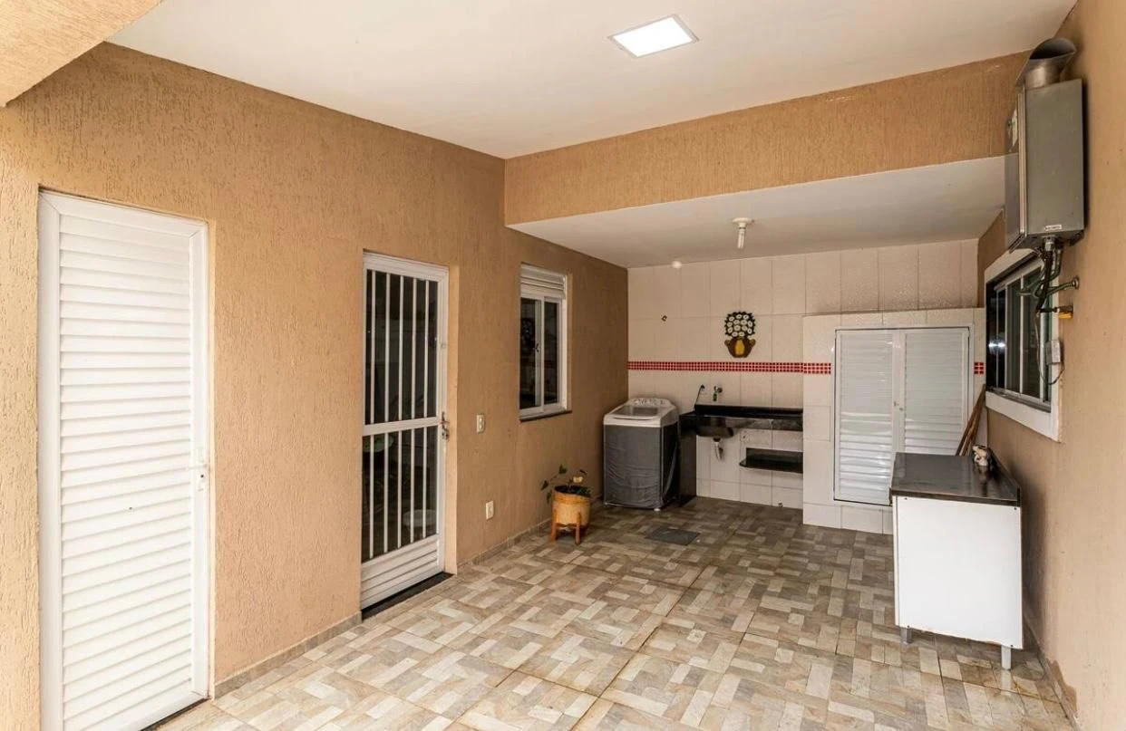 Casa mobiliada com 4 suítes e 5 banheiros
