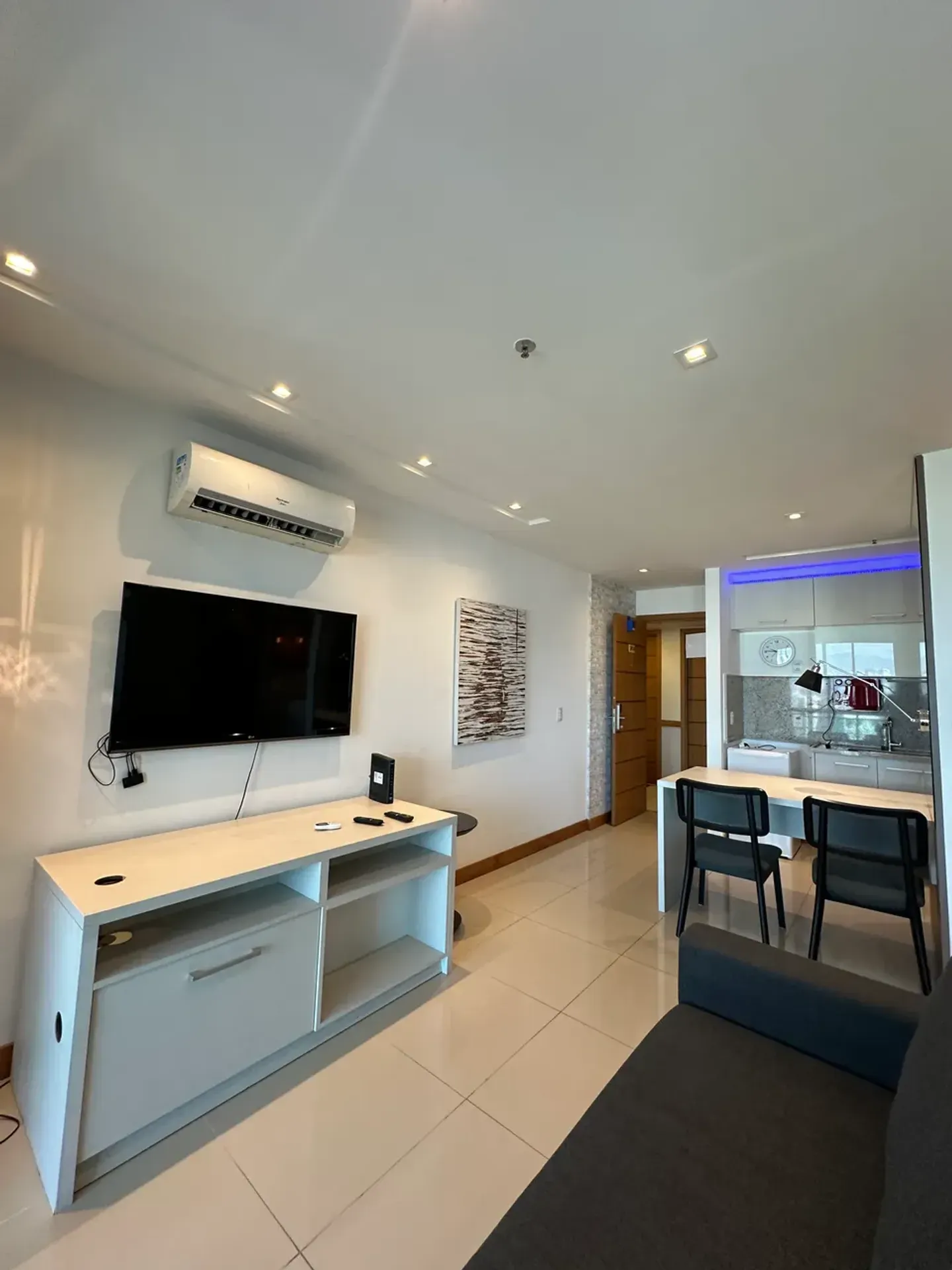 One-bedroom apartment with a mountain view — photo 7