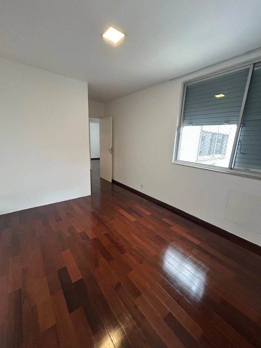 4-bedroom apartment with a walk-in closet — photo 6
