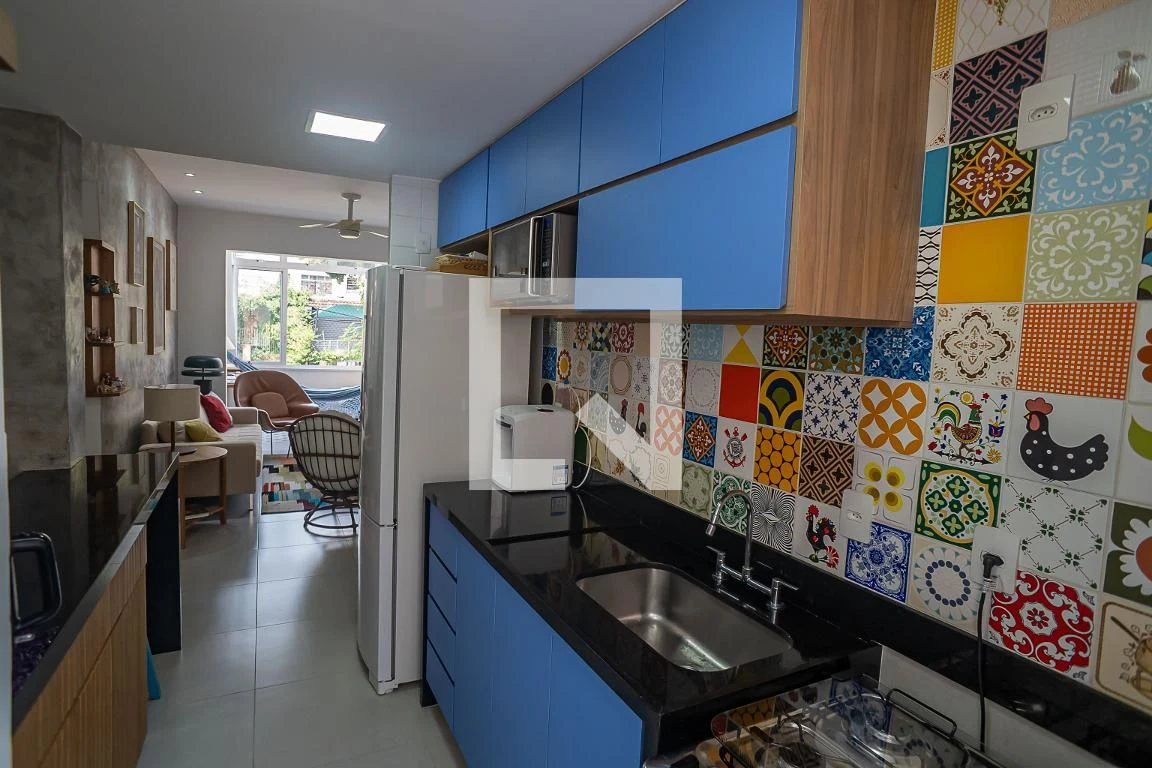 Furnished 2-bedroom apartment with en-suite bathrooms and open kitchen — photo 38