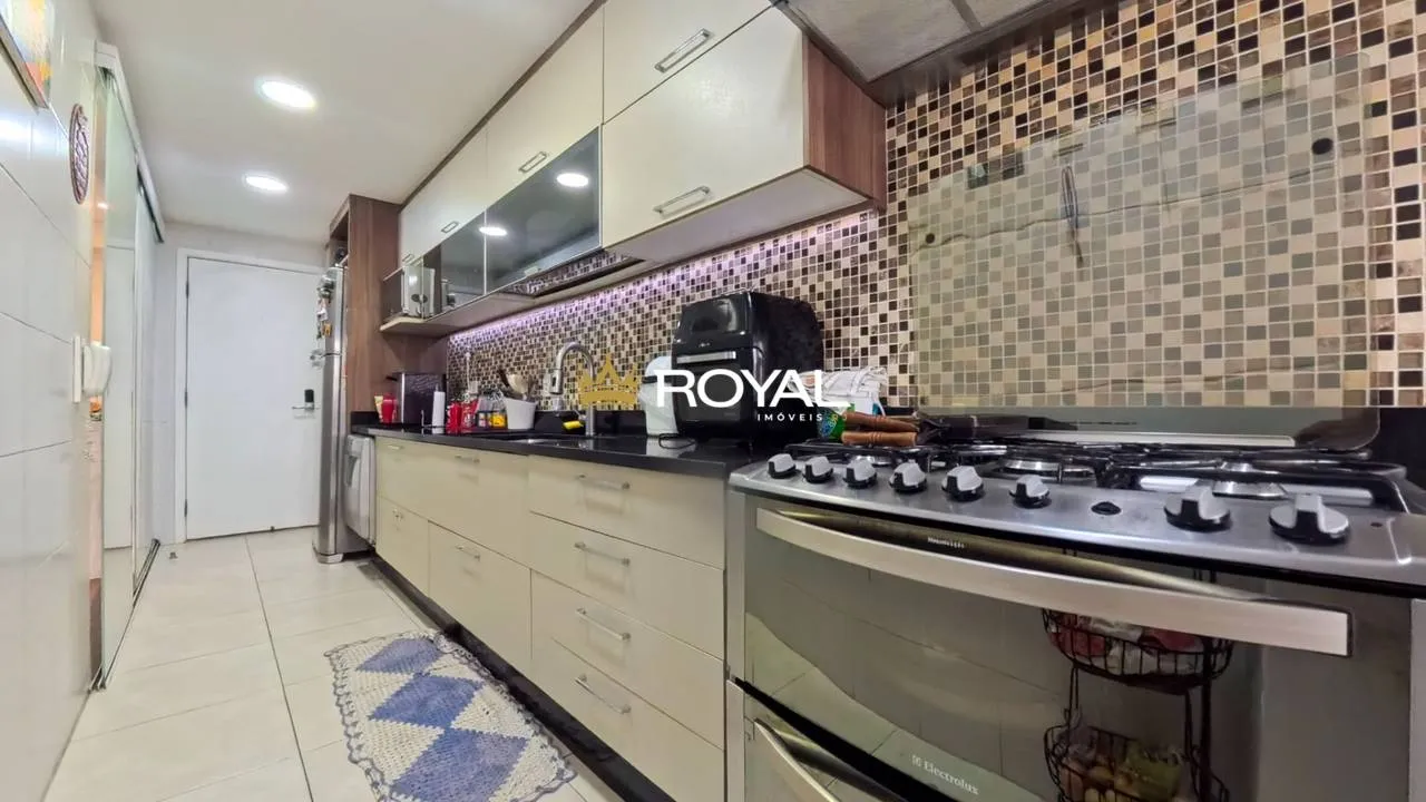 4-bedroom apartment in a building with a pool — photo 18