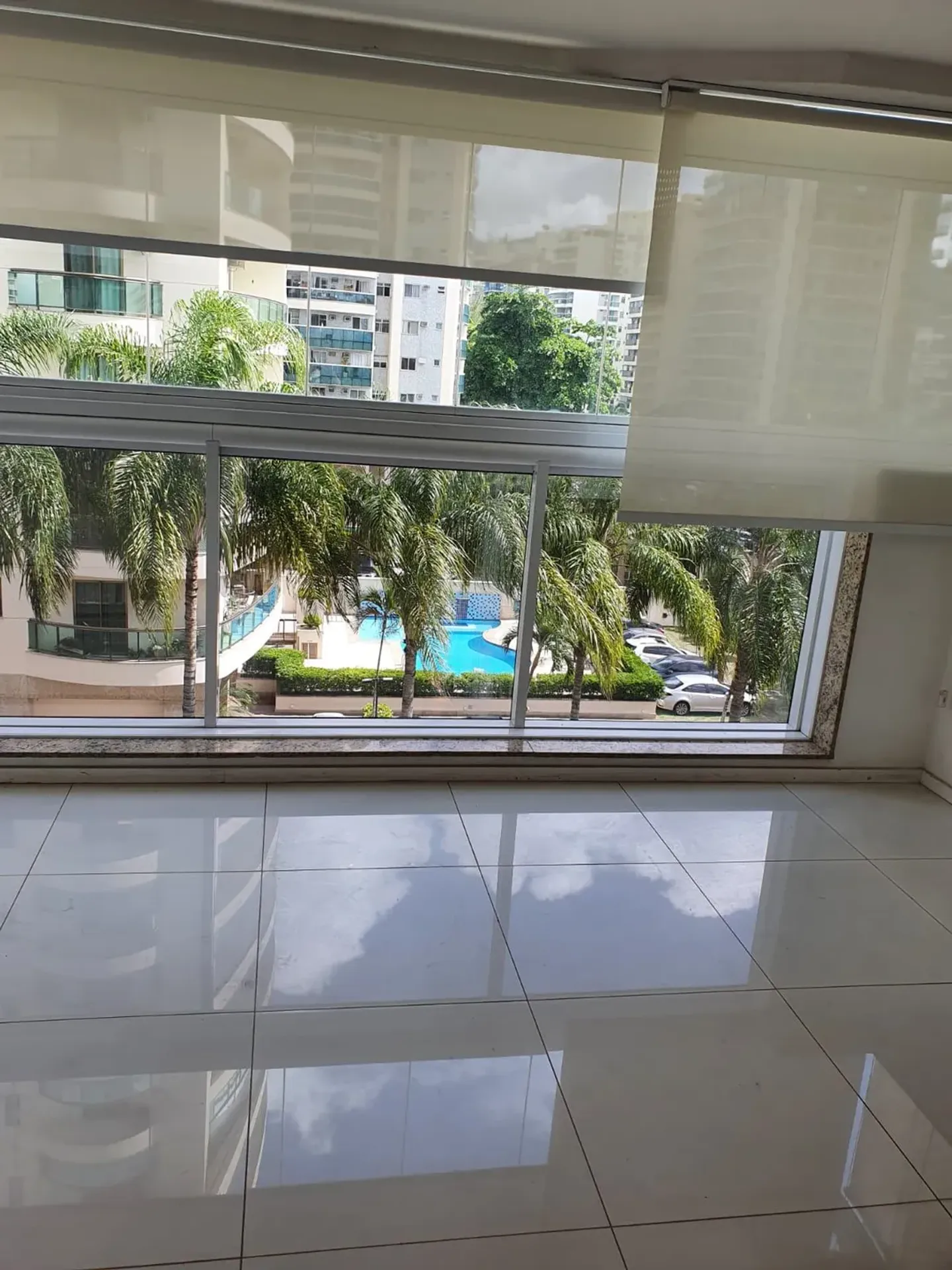 84 m² apartment with floor-to-ceiling windows and a bathtub — photo 15
