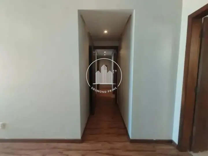 4-bedroom apartment in a building with a pool — photo 9