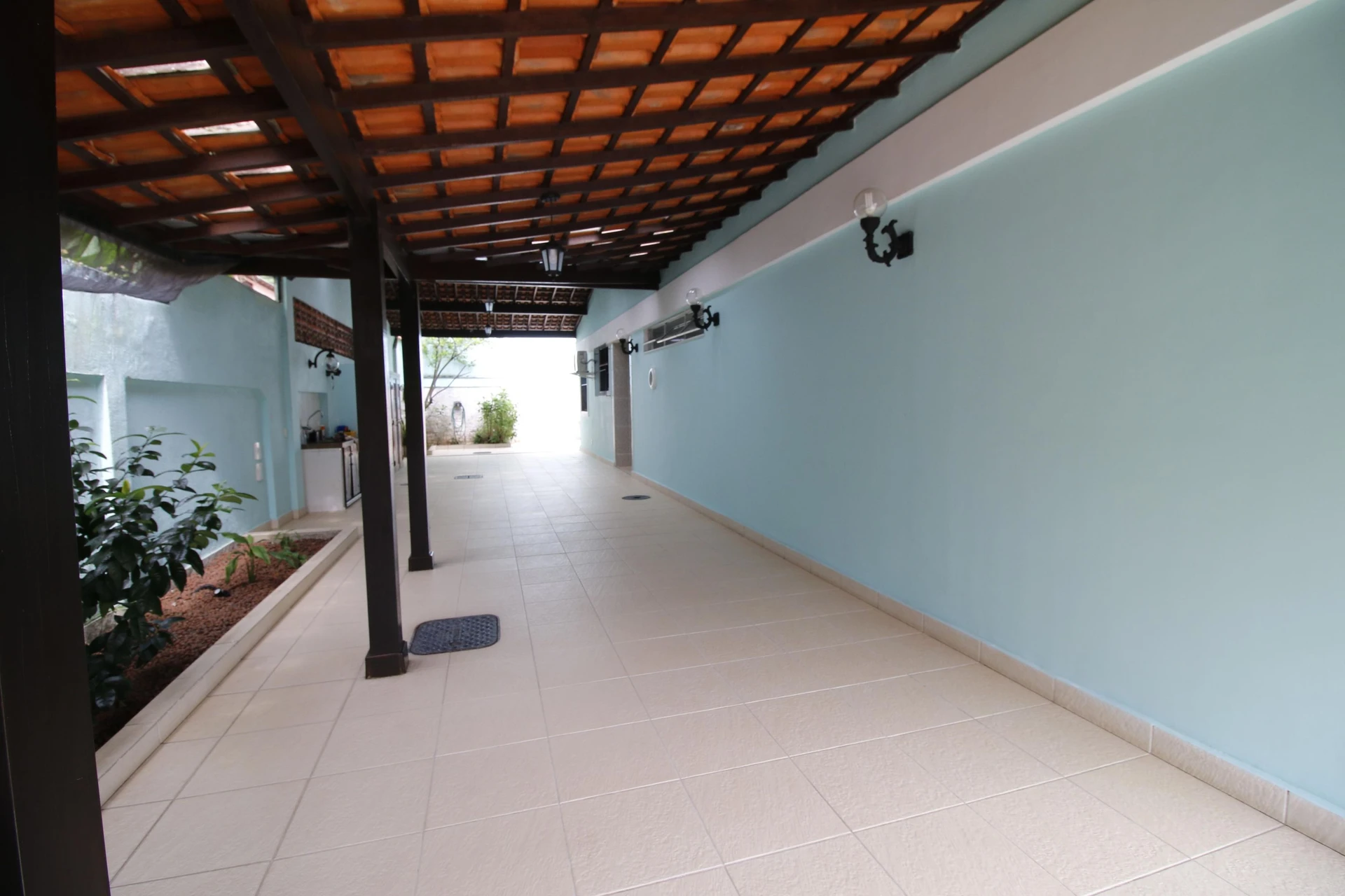 3-bedroom house with a garden — photo 3