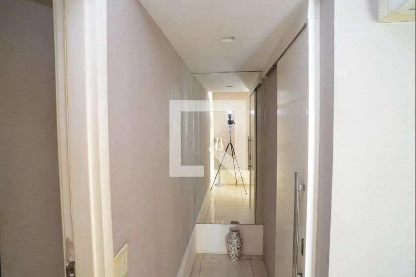 4-bedroom apartment with enclosed glass balcony — photo 18