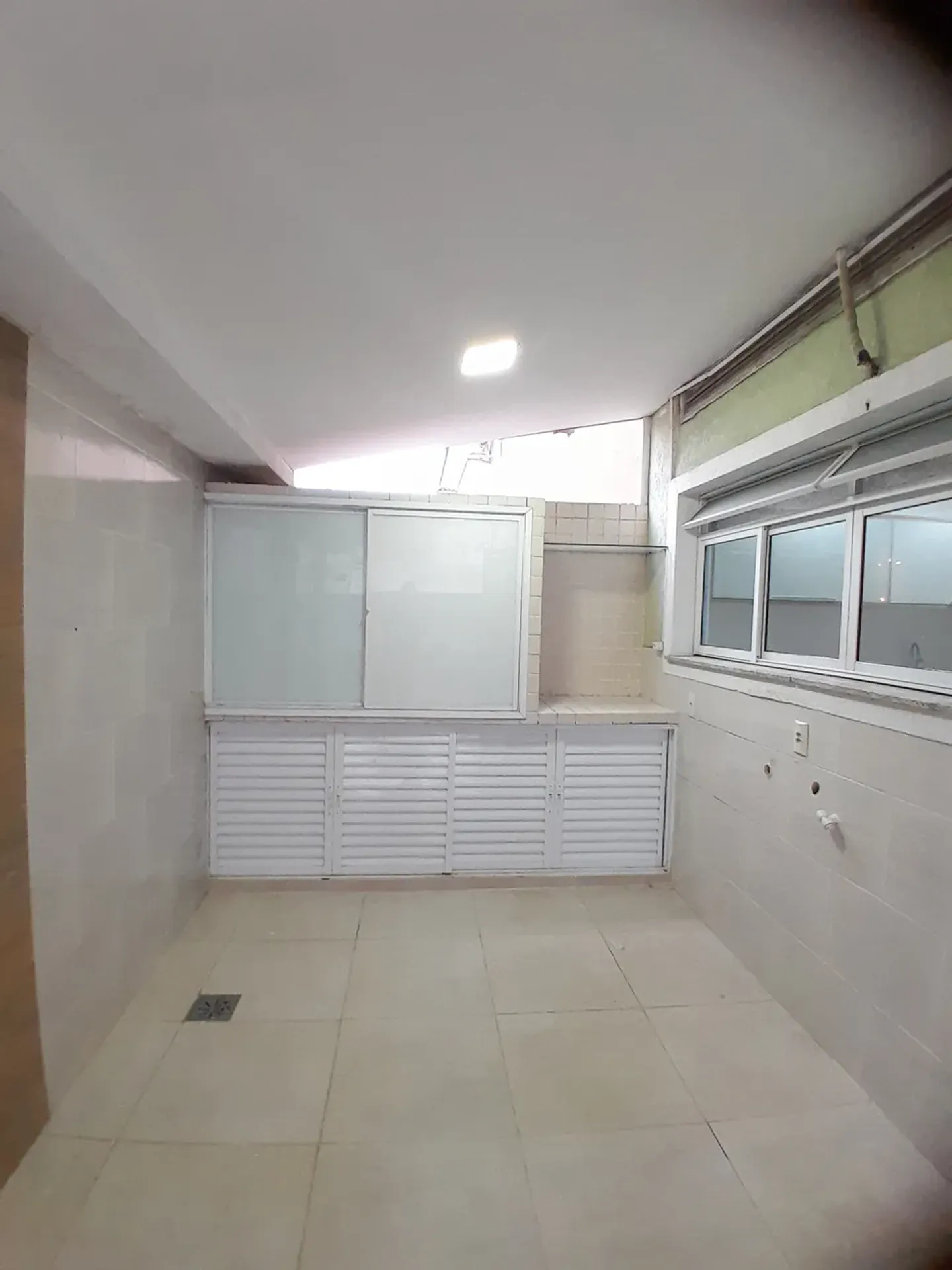 House with 4 en-suite bedrooms and 3 parking spots — photo 32