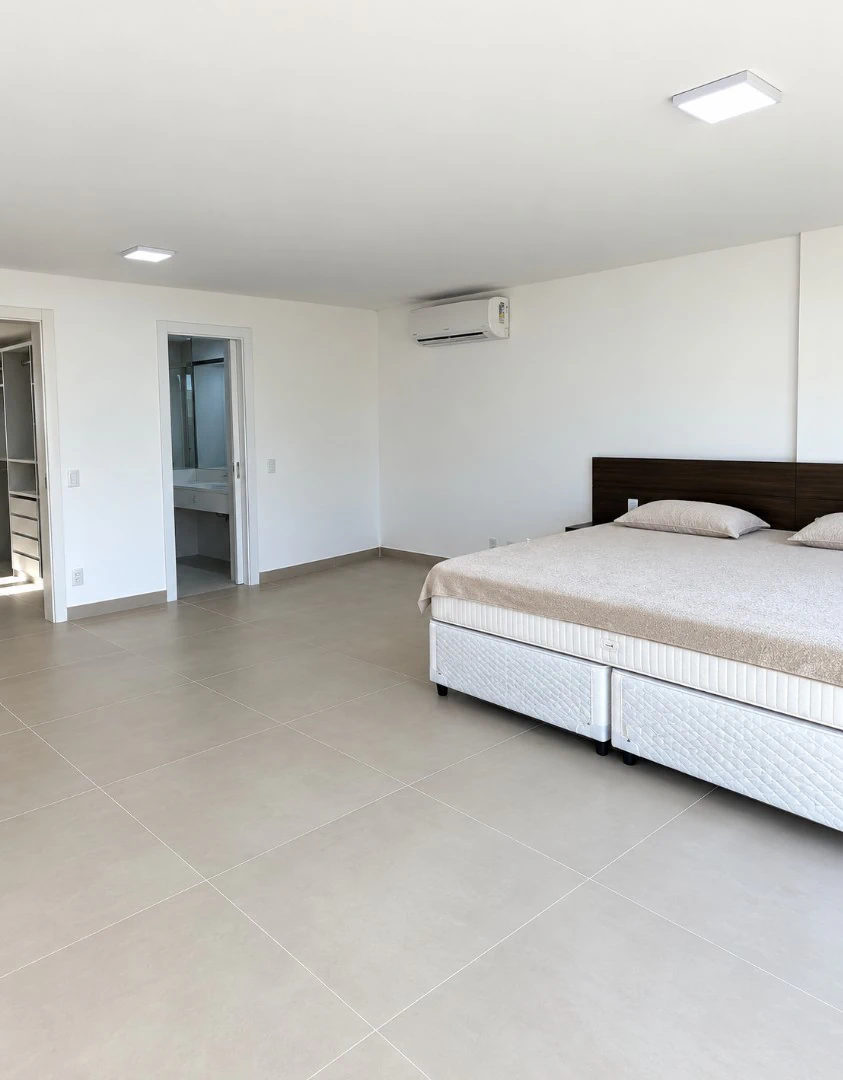 House with 5 en-suite bedrooms and a pool — photo 7