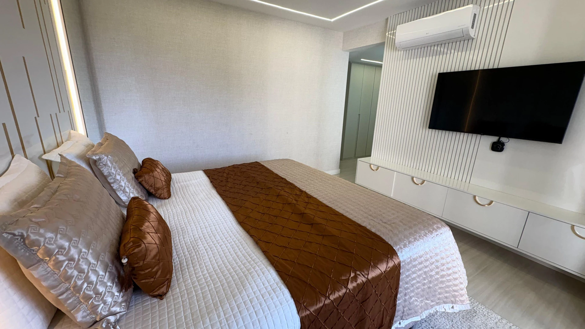 Jacuzzi in a 5-bedroom apartment, 217 m² — photo 55
