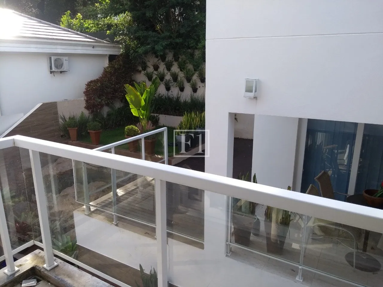 Furnished house, 450 m², with floor-to-ceiling windows — photo 42