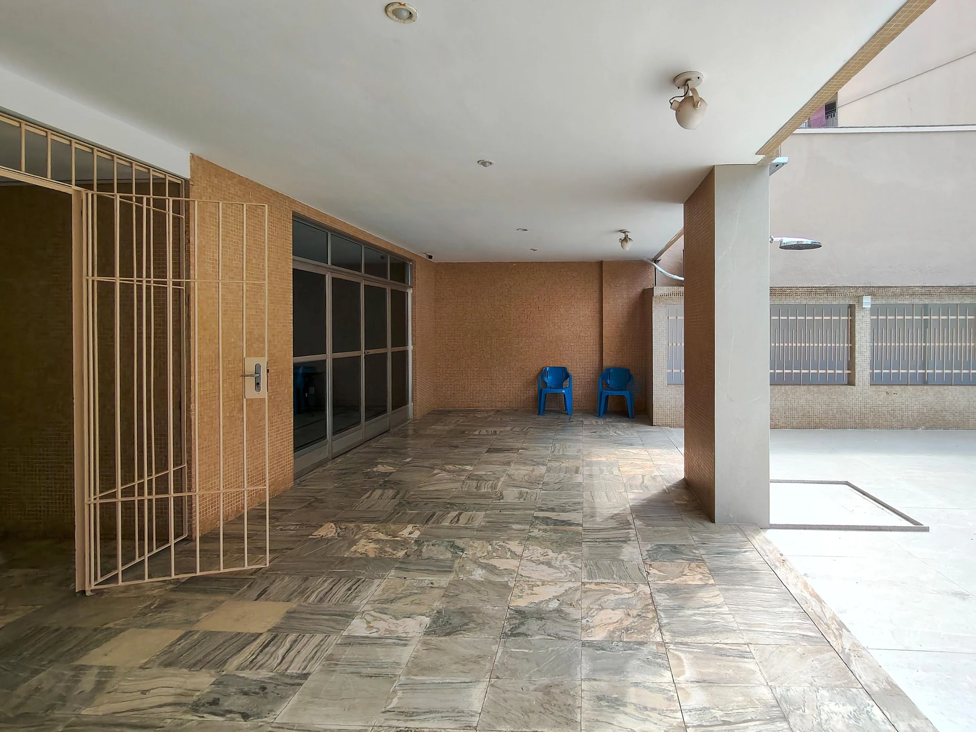 Balcony with a grill in a 3-bedroom apartment, 135 m² — photo 35