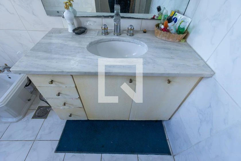 2-bedroom apartment with a bathtub in Curitiba — photo 21