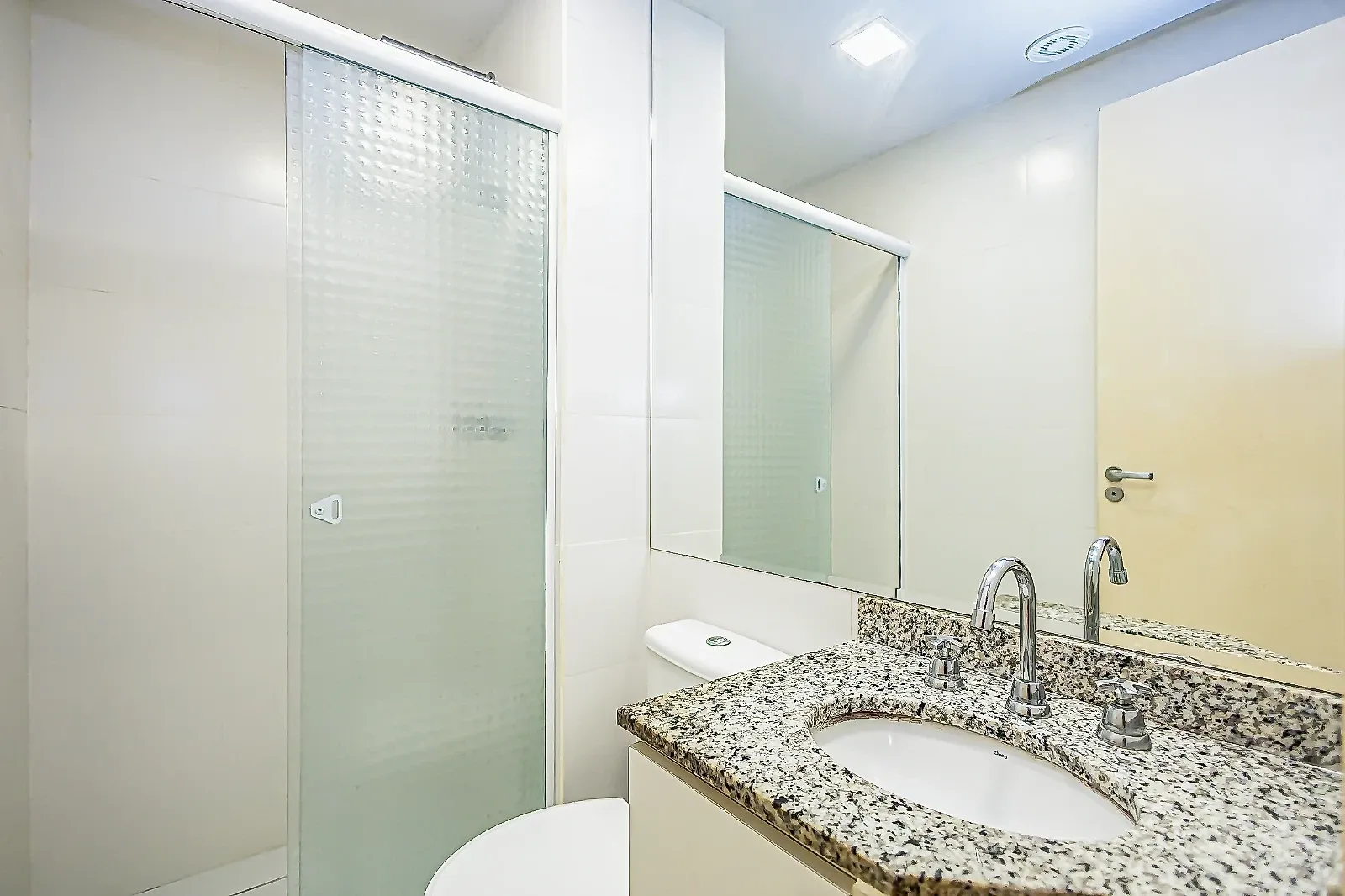 2-bedroom 63 m² apartment with a glass balcony — photo 5
