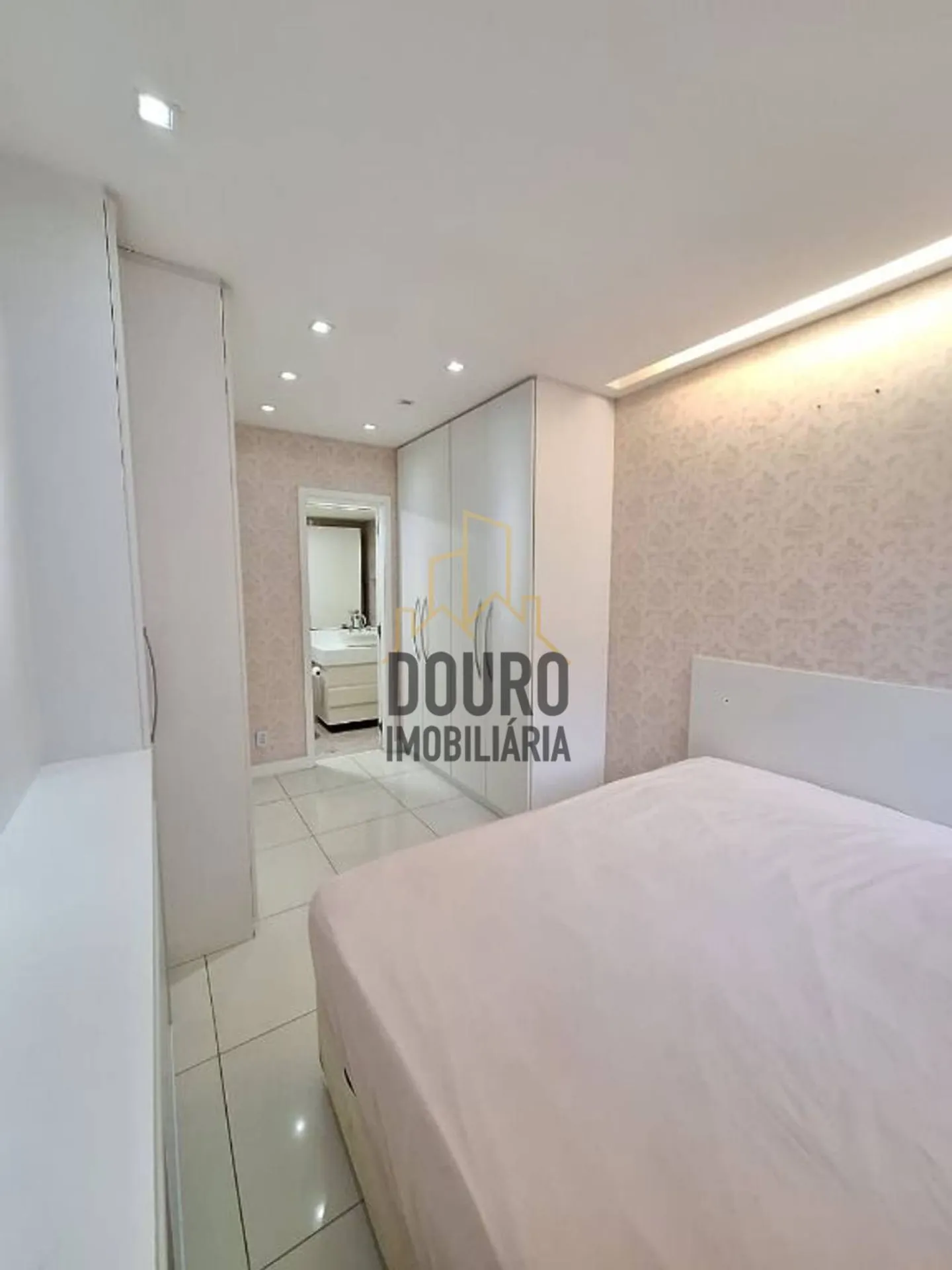 Furnished 2-bedroom apartment with enclosed balcony — photo 14
