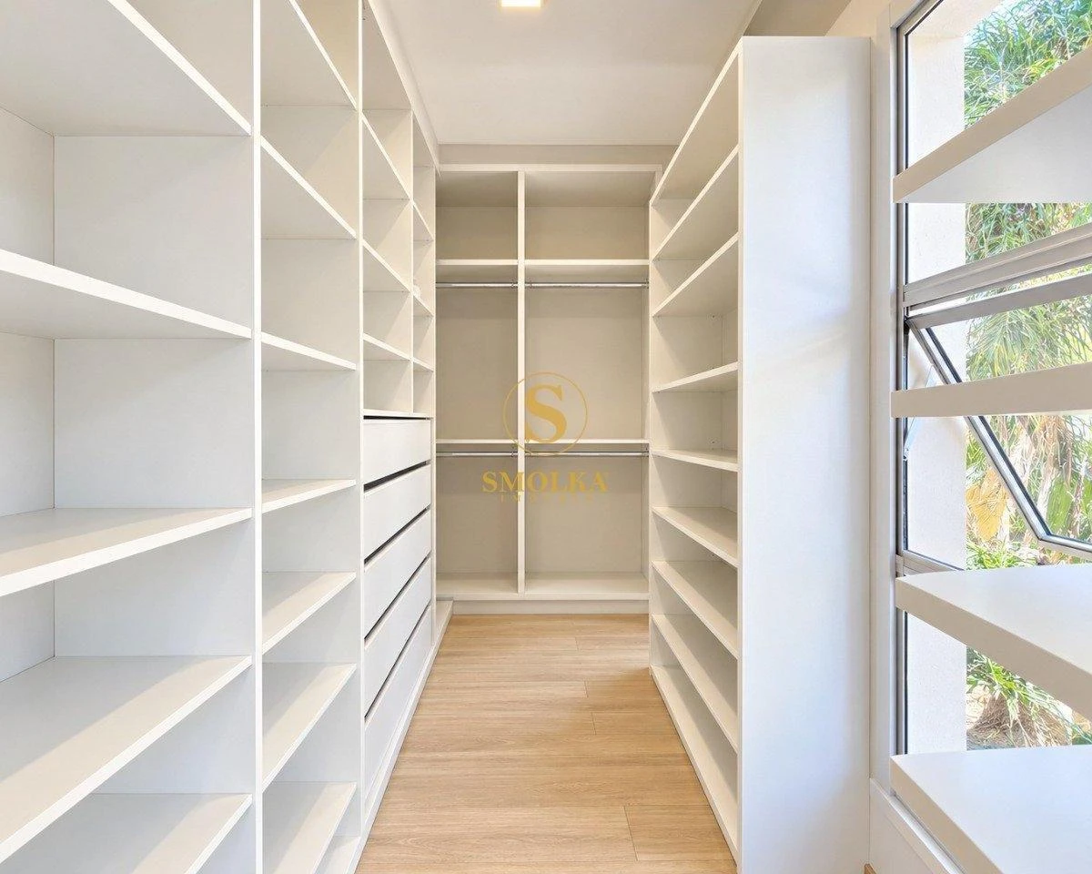 3-bedroom house with a walk-in closet in Florianópolis — photo 4