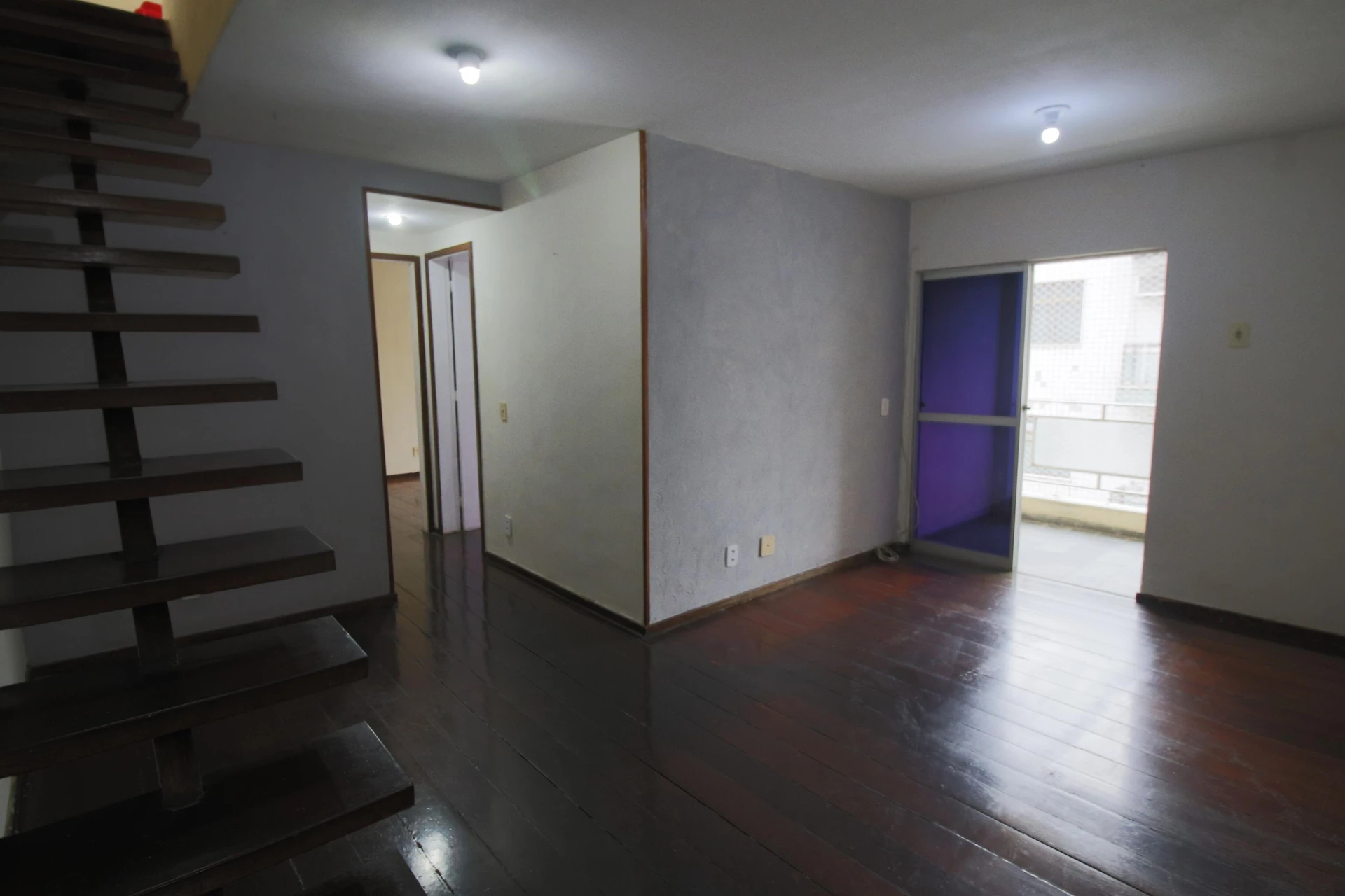 Balcony with a grill in a 3-bedroom apartment, 128 m² — photo 15