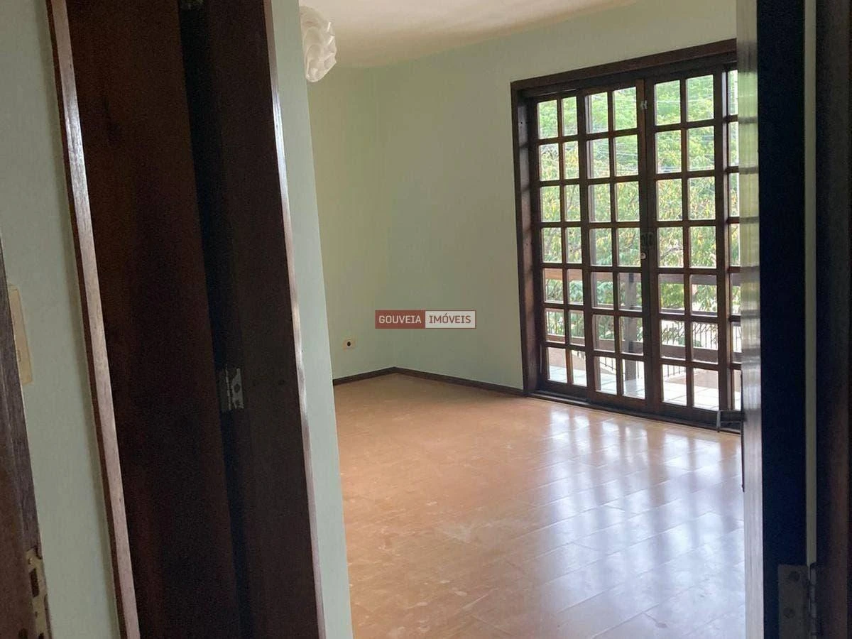 4-bedroom house with a glass-enclosed balcony — photo 25