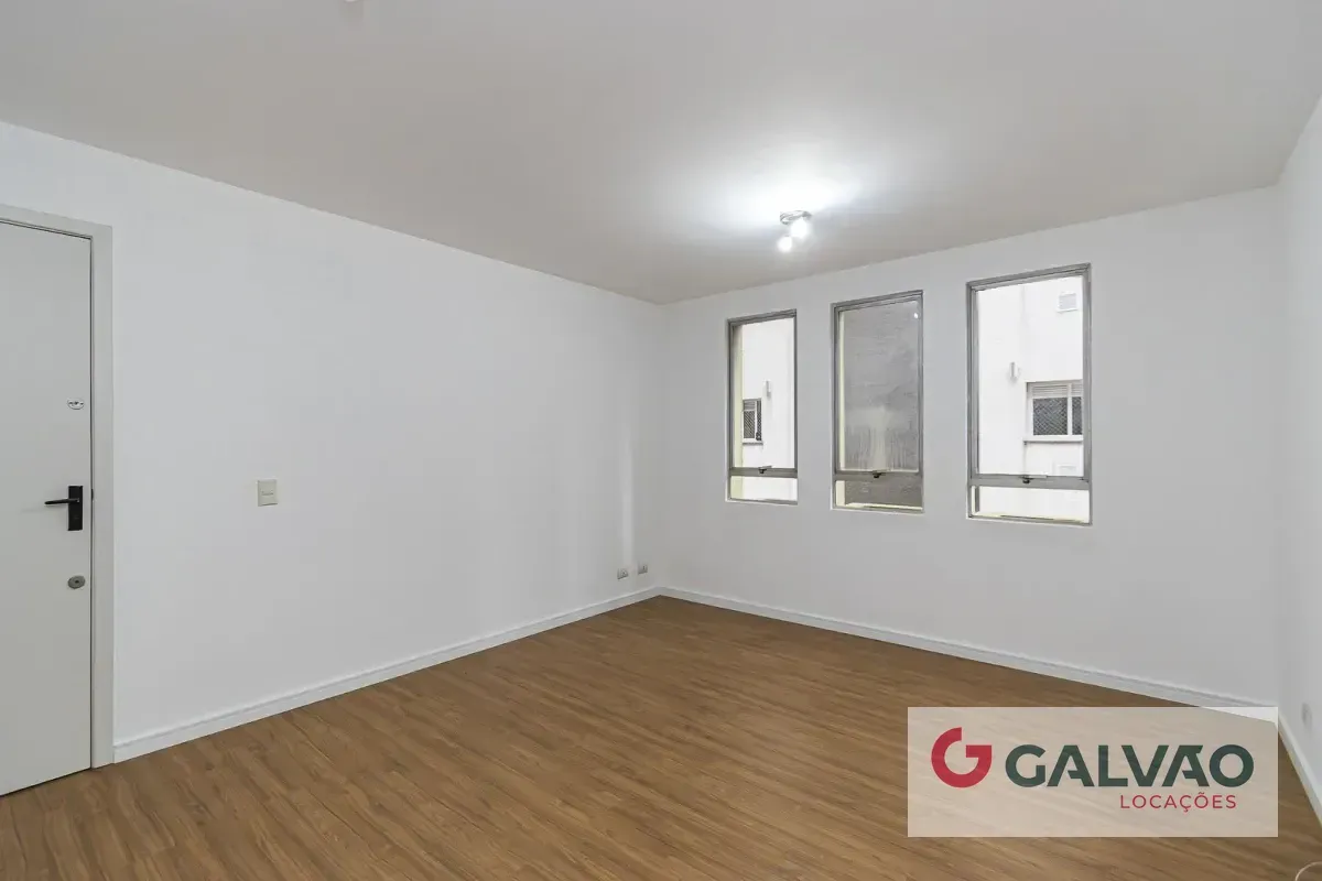 Wood or laminate floors in a 3-bedroom apartment, 67 m²