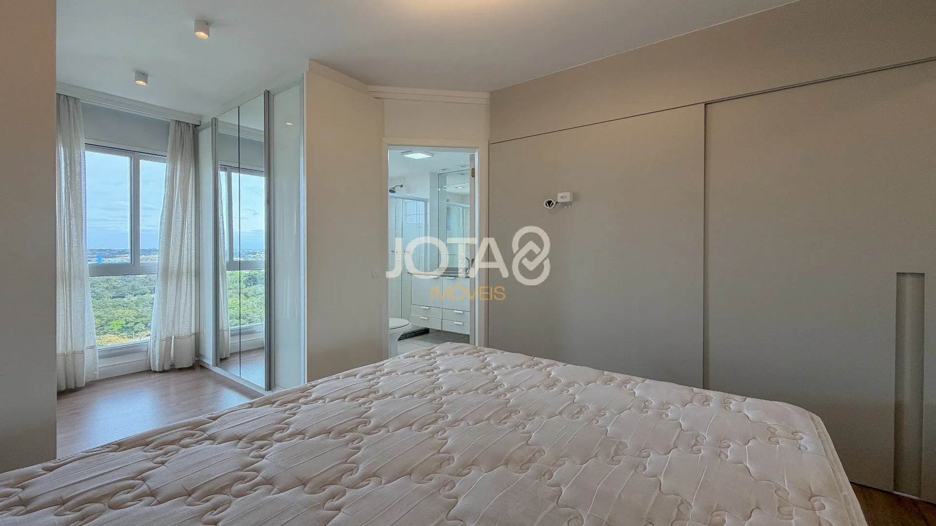 Furnished 3-bedroom apartment with 111 m² and suite — photo 26
