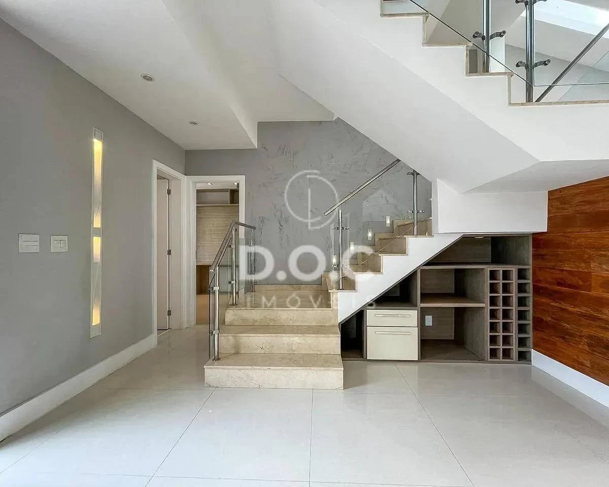 Floor-to-ceiling windows in a 5-bedroom house, 300 m² — photo 24
