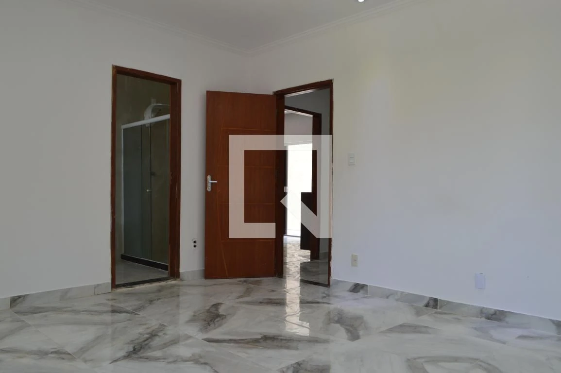 Casa de 3 quartos com janelas do piso ao teto — photo 23