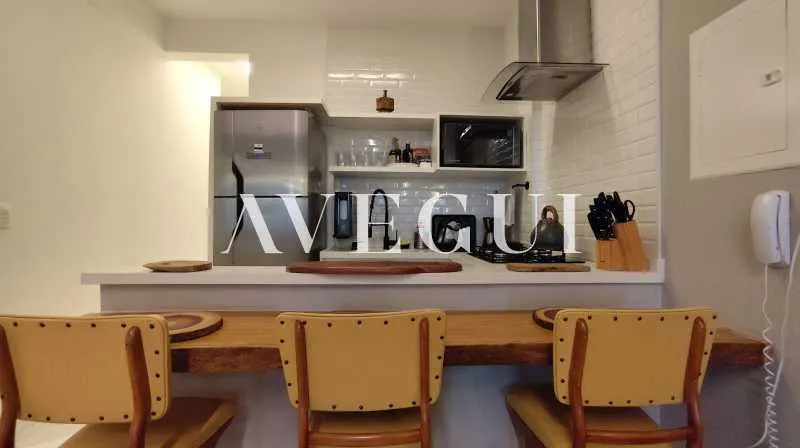 Apartamento mobiliado com 2 quartos e varanda de vidro — photo 2