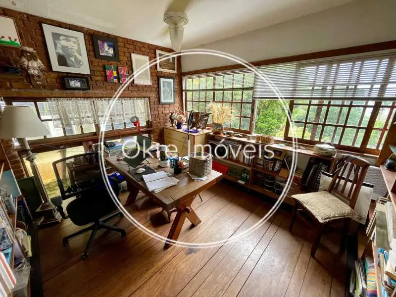 House in a gated community with 4 bedrooms and 5 baths — photo 31