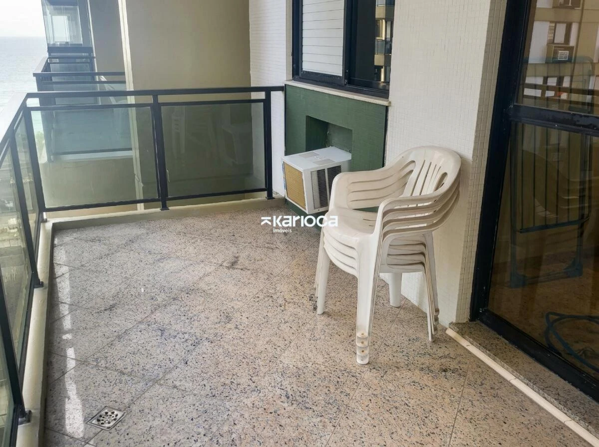 Glass-enclosed balcony in a one-bedroom apartment, 52 m² — photo 15