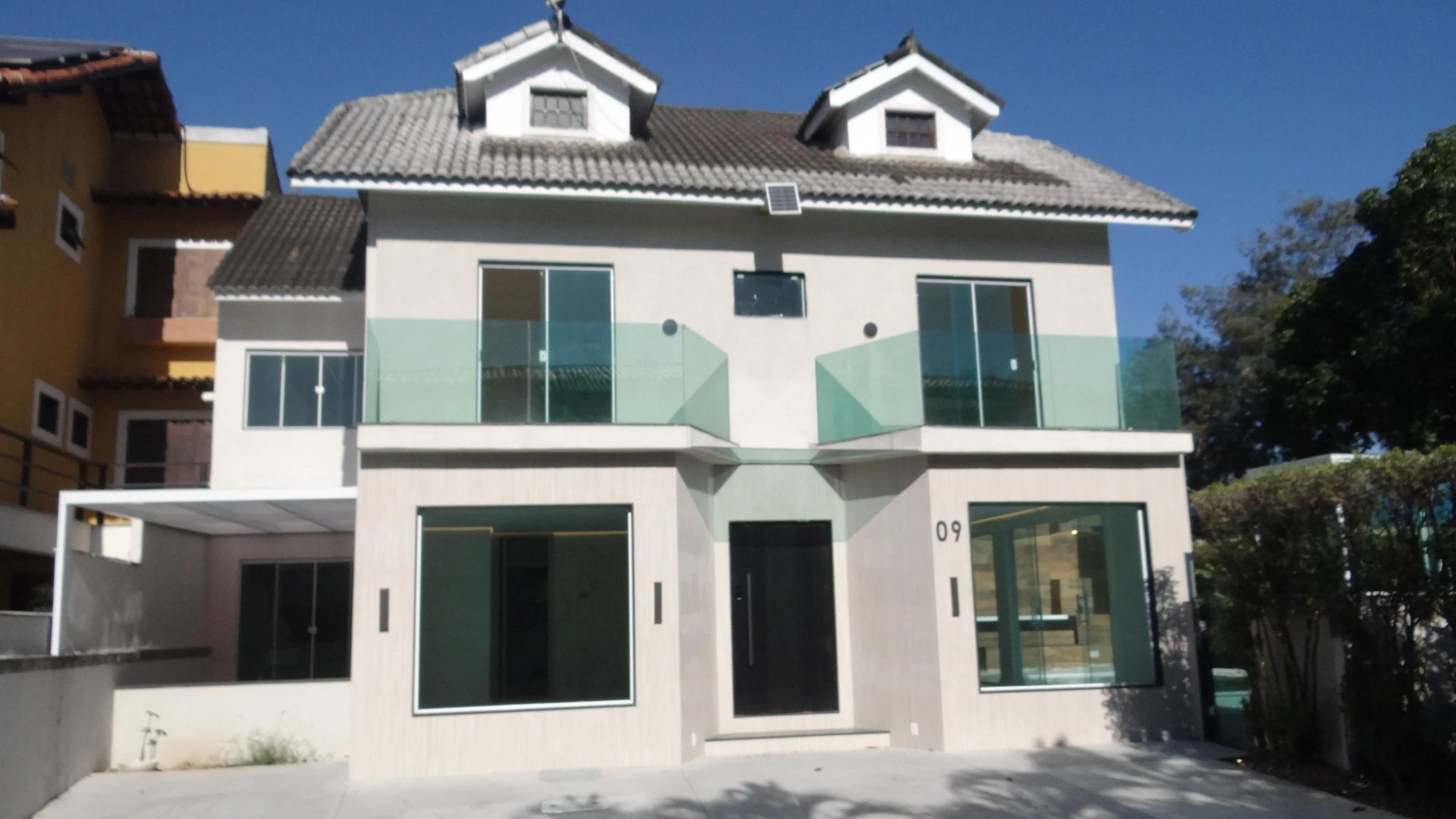 Casa de 384 m² com janelas do piso ao teto e varanda gourmet — photo 67
