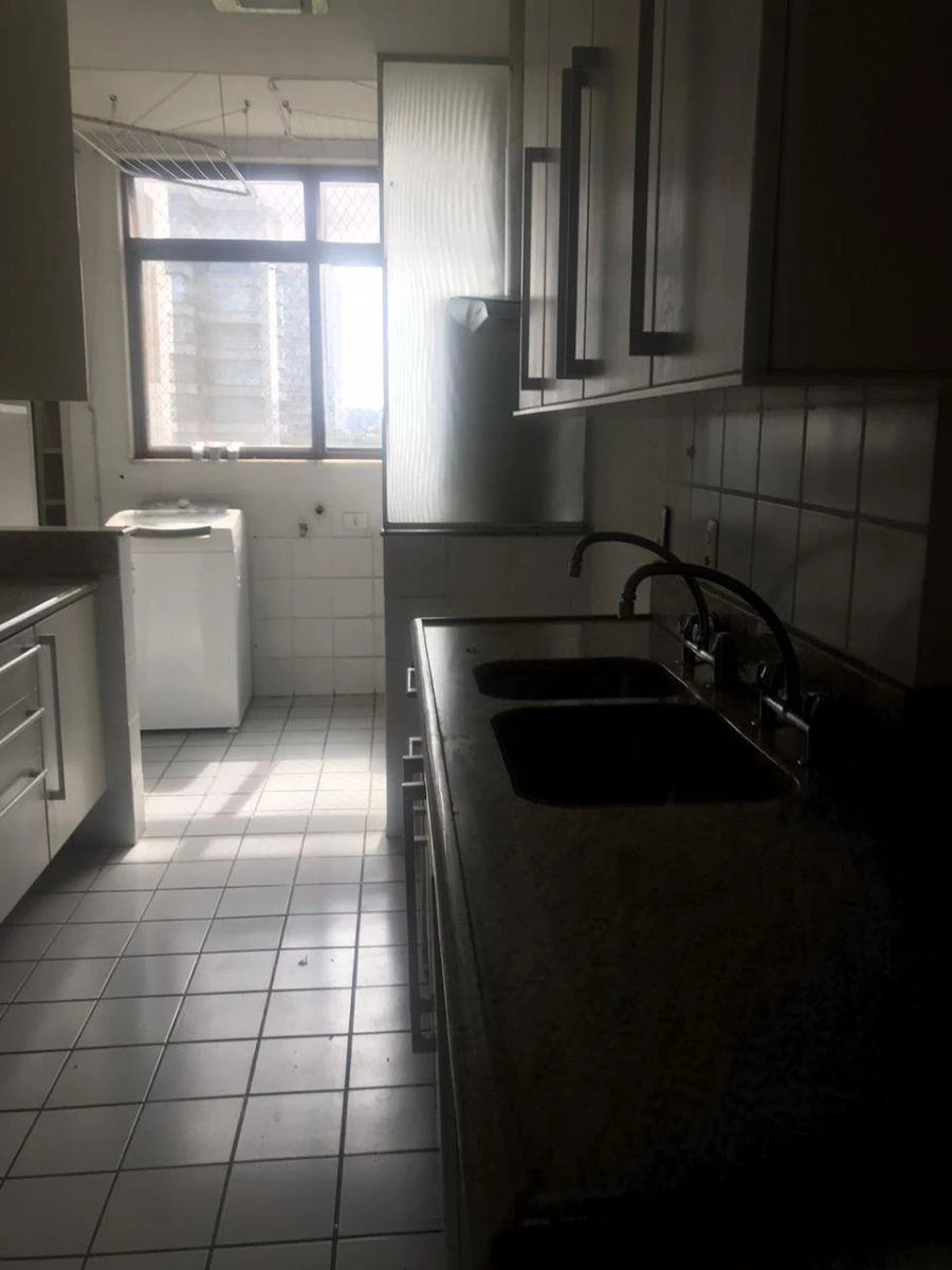 Bathtub in a 4-bedroom apartment, 238 m² — photo 24