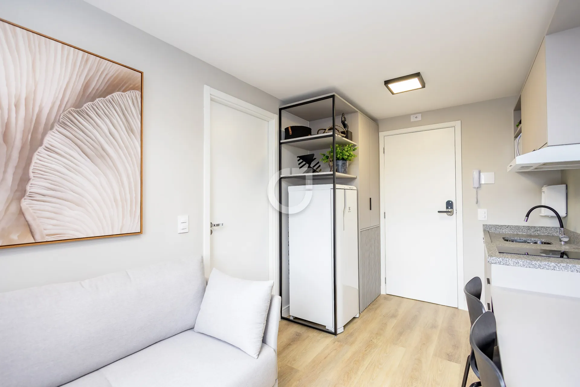 Furnished 1-bedroom apartment with open-plan kitchen — photo 5