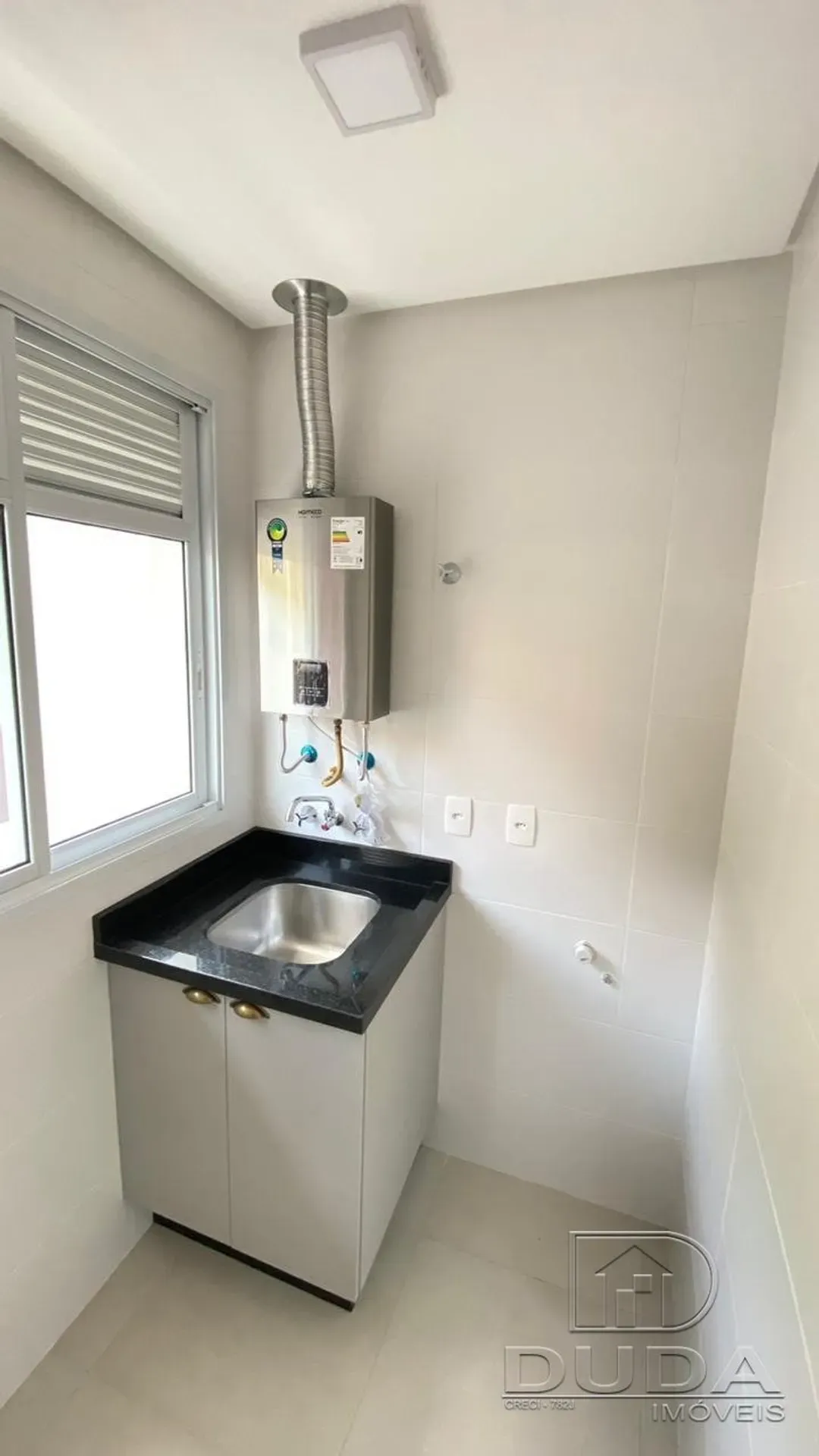 Balcony with a grill in a 2-bedroom apartment, 65 m² — photo 3