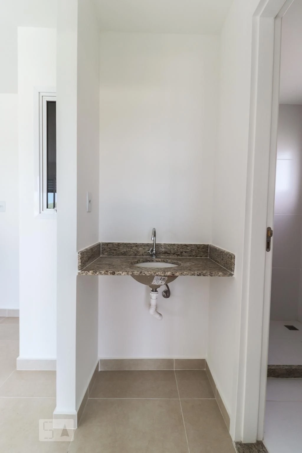 Furnished 1-bedroom apartment with a glassed balcony — photo 29