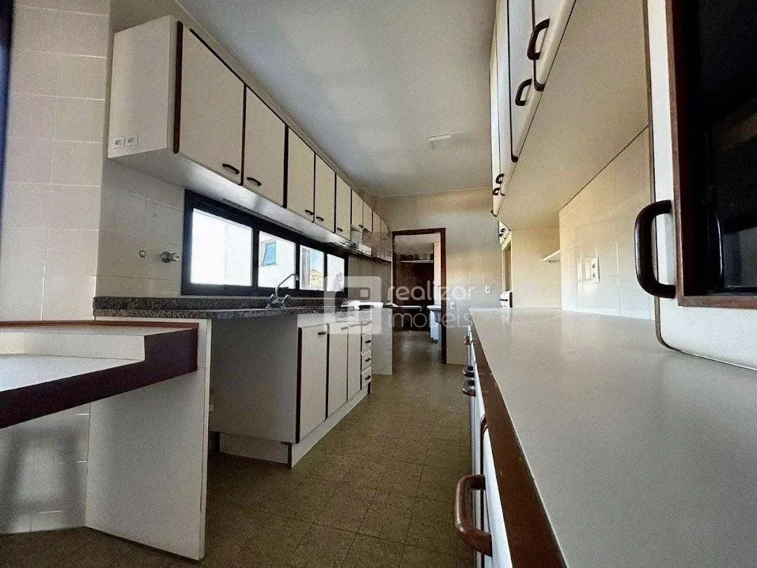 4-bedroom apartment with 3 en-suite baths and 303 m² — photo 21