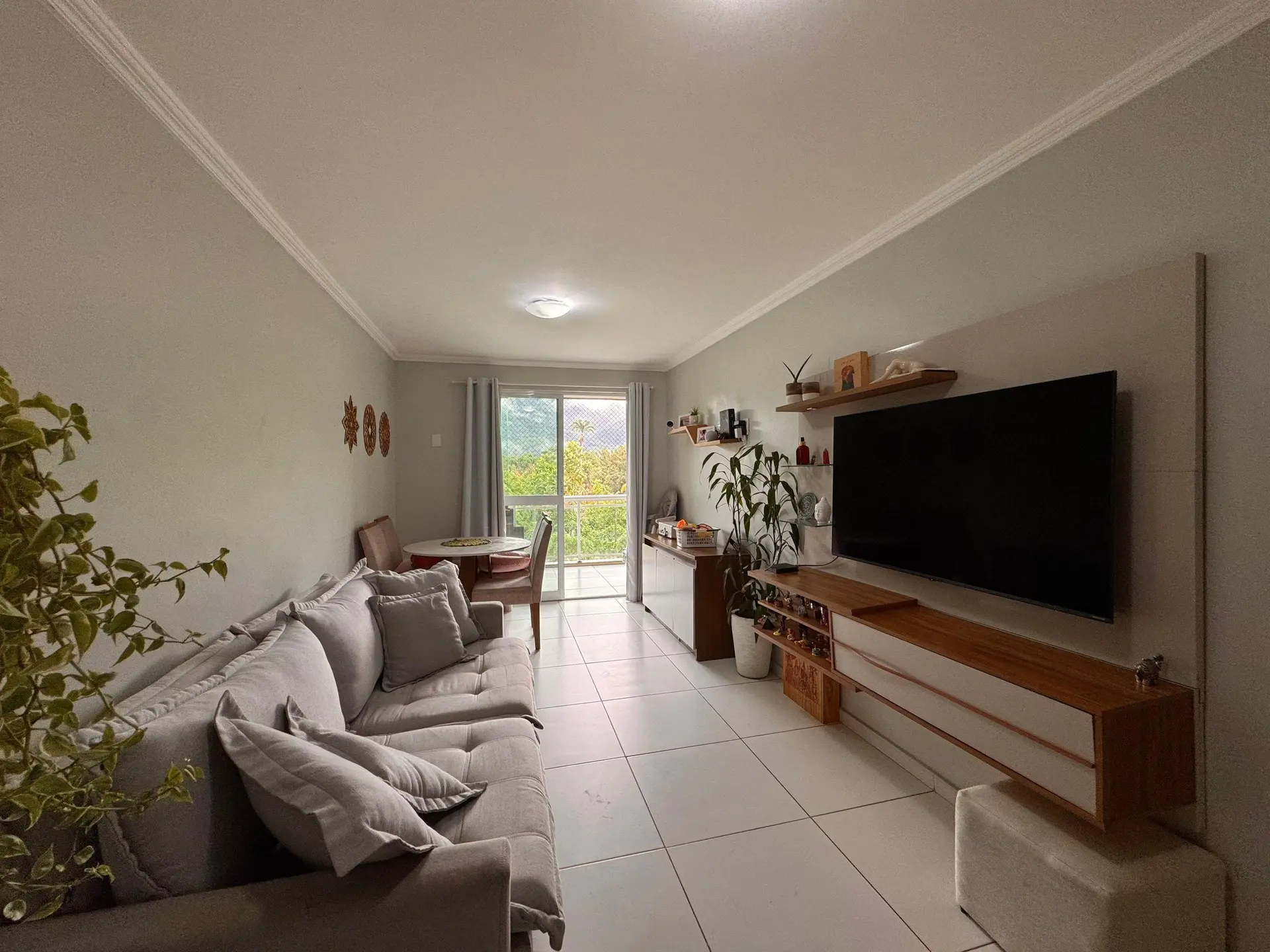 Balcony with a grill in a 3-bedroom apartment, 82 m²