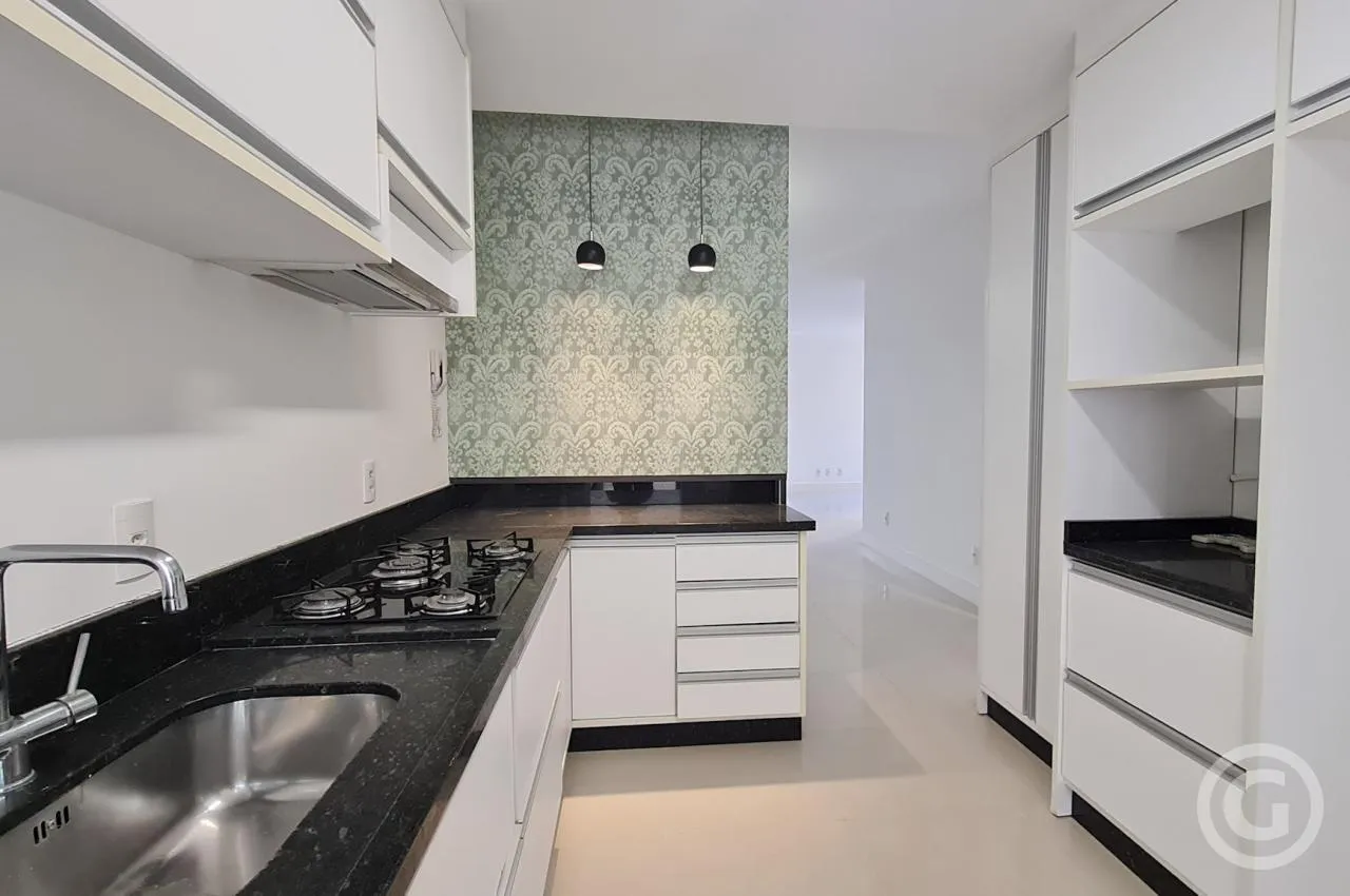 3-bedroom apartment with a water view in Florianópolis